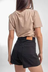Short de tiro alto en color blanco, con corte clásico y acabado deslavado.