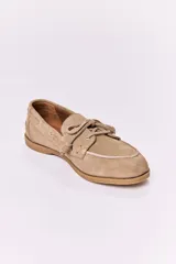 Náuticos de cuero color verde oscuro, con cordones de cuero marrón y suela de goma.