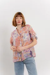 Blusa estampada con cuello mao, abertura frontal y mangas 3/4.