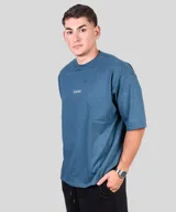 Remera negra de algodón, corte oversize y mangas cortas. Estampado frontal pequeño con la palabra 'GAINS.' en color blanco.