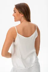 Musculosa blanca de breteles finos y escote en V.