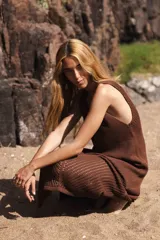 Vestido largo midi de tejido de punto color azul marino, con escote en V profundo y sisas profundas. La parte inferior presenta un calado tipo red.