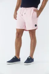 Short de baño celeste liso, con cintura elástica ajustable con cordón negro, dos bolsillos delanteros y uno trasero.