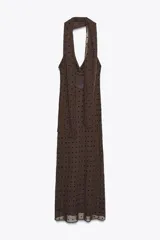 Vestido largo marrón con lunares negros, cuello halter ajustable, escote drapeado, espalda descubierta con tira ajustable y cierre lateral con cremallera oculta.