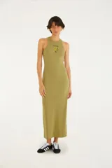 Vestido midi verde oliva, de corte ajustado, con cuello redondo y estampado de flores y texto en el pecho.