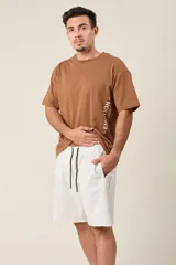 Bermuda azul marino de corte suelto en friza melange, con cintura elástica, cordón de ajuste y bolsillos laterales.