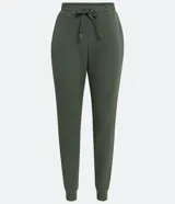 Pantalón jogger deportivo color verde militar, con cintura elástica, cordón ajustable y bolsillos laterales. Confeccionado en modal, con puños ajustados.
