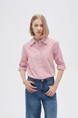 Camisa a rayas verticales rosas y blancas, de algodón, con cuello clásico y cierre frontal con botones.