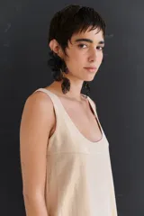 Vestido largo de lino con acabado en foil que aporta un sutil brillo.