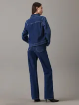 Pantalón de jean azul oscuro, de tiro alto, corte bootcut, cinco bolsillos y cierre con cremallera.