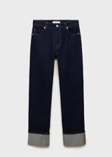 Pantalón de jean azul oscuro de corte recto con ruedo con dobladillo gris. Diseño de tiro medio, cinco bolsillos y cierre frontal con cremallera y botón.