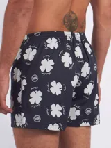 Bóxer de algodón blanco con estampado de flores pequeñas color celeste, con cintura elástica y logo de la marca en el centro.