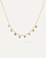 Collar dorado con cadena fina y ocho colgantes de circonitas cúbicas multicolores.
