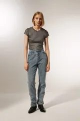 Pantalón de jean celeste con diseño de líneas curvas bordadas y strass. Corte recto y tiro alto.