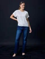 Blusa color blanco de lino marca Cable & Gauge, con aplique de botones en los hombros.
