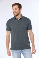 Chomba azul de piqué con cuello clásico, tapeta de dos botones y mangas cortas.