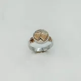 Anillo de plata 925 con apliques de oro 9k. Diseño con dos máscaras de teatro, una sonriente y otra triste.