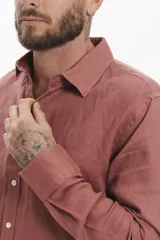 Camisa de manga larga color ladrillo, de corte clásico y confeccionada en lino.