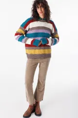 Sweater tejido de punto con diseño a rayas horizontales de colores: blanco, marrón, lila, turquesa, rojo y mostaza.