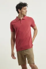 Remera polo de piqué color azul con cuello clásico y tapeta de tres botones.