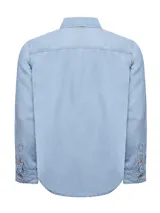 Camisa celeste de jean, de manga larga y corte clásico.