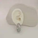 Par de aros tipo argolla gruesa de acero quirúrgico plateado.