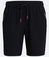Bermuda deportiva negra sin estampado, con cintura elástica ajustable con cordón, y bolsillo lateral con cierre de cremallera contrastante.
