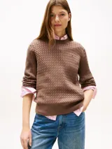 Sweater marrón de punto trenzado con cuello redondo y logo bordado en el pecho.