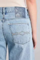 Pantalón de jeans celeste claro, de calce regular y tiro bajo, confeccionado en tejido 100% algodón.
