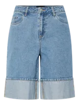 Bermuda de denim celeste, de tiro medio, calce suelto y ruedo doblado.