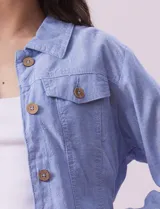 Camperita de lino estampado marca Dash, con abertura central con botones y bolsillos delanteros.