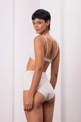 Culotte blanco de algodón con doble tela y diseño sin elásticos.