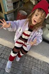 Pantalón tejido artesanalmente a rayas horizontales en tonos rojo, blanco, marrón y negro.