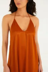 Vestido largo de satén color naranja, con escote en V y tirantes finos cruzados en la espalda.
