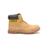 Botín unisex CAT modelo Colorado 2.0, color tostado, con capellada de cuero nobuck, forro interno de nylon en malla, suela de goma duradera y de gran tracción. Cuenta con cordones amarillos y logo de la marca en el lateral.