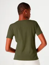Camiseta verde claro de corte clásico, con escote en V y mangas cortas.