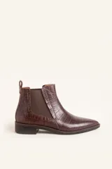 Bota tipo Chelsea de cuero vacuno con textura de efecto croco en color marrón oscuro. Presenta paneles elásticos laterales y una tira de ajuste en la parte posterior, con un taco bajo cuadrado.