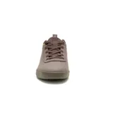 Zapatillas urbanas de hombre color marrón topo, con capellada de nobuk recubierto de PU, forro 100% reciclado postindustrial, plantilla de espuma EVA suave, suela de goma duradera y construcción Strobel.