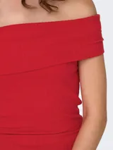Top rojo con hombros descubiertos, mangas cortas y corte regular.
