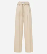 Pantalón pantalona color beige confeccionado en viscolino con viscosa certificada, con cintura con trabillas, cierre tradicional, cinturón de cuerda encapado con hebilla contrastante de adornos, esferas en las puntas y pliegues.
