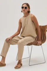 Top de lino metalizado color beige, con escote redondo y sin mangas.