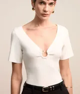 Blusa fucsia de viscosa con escote en V y aro metálico.