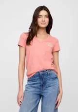 Remera color salmón de manga corta con cuello en V y estampado circular en el pecho con la inscripción "GAP Original".