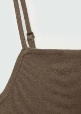 Top de punto fino color beige, con tirantes finos, escote cuadrado y diseño entallado.