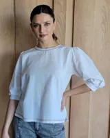Remera negra de mangas largas con detalle de costuras en color gris en cuello y ruedo.