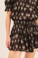 Short de voile de algodón estampado, corte amplio y cintura elastizada con lazo.