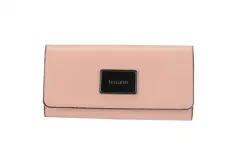 Monedero tipo sobre color beige charolado con logo Terrano en placa metálica plateada. Tiene cierre con broche imán, gran capacidad interior y bolsillo con cierre.