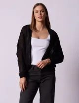 Cárdigan tejido color beige, marca Joseph A, de mangas largas y calado con motivos florales.