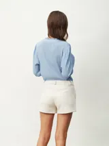 Short color marrón de gamuza, con cintura alta y corte holgado.