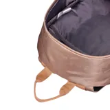 Mochila unisex Cat Gobi Light negra, con logo blanco en el frente y detalles en amarillo. Cuenta con un compartimento principal con cremallera, un bolsillo interior acolchado para el portátil, trabillas frontales para sujetar accesorios y bolsillos laterales planos.
